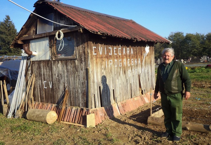 gradiska02-mile-bozic-jankula-pored-drvenog-kisoka-u-kojem-stanuje