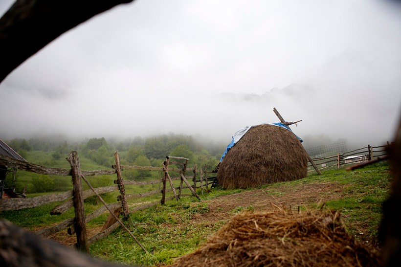 Selo Lončare smješteno je na preko hiljadu metara nadmorske visine tik ispod obronaka istoimene planine, udaljeno četrdesetak kilometara od središta Gacka, od čega je polovina puta makadam, na pojedinim mjestima u veoma lošem stanju, čak i uz prijetnju obrušavanja usljed klizišta na dijelovima. ( Emre Baştuğ - Anadolu Agency )