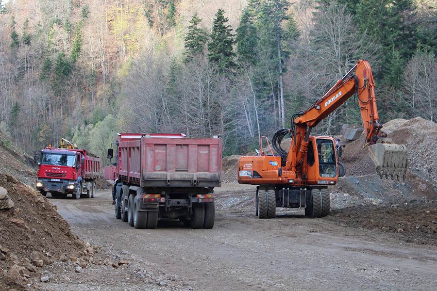GRAĐEVINARI SVE BLIŽE VRHU KOZARE Napreduju radovi na trasi puta Podgradci –&nbsp;Mrakovica